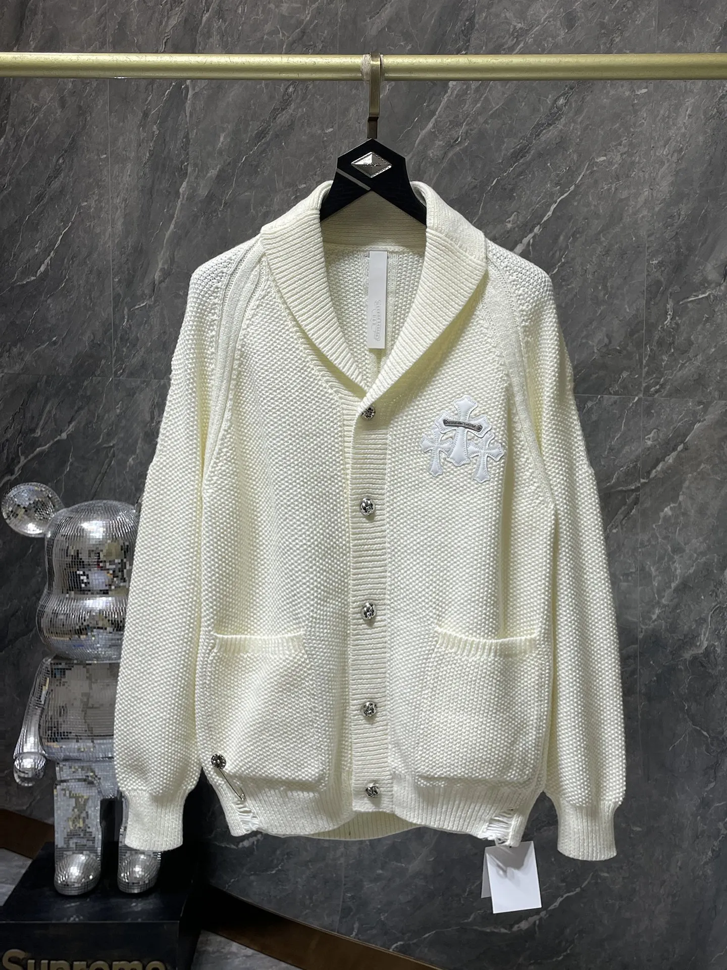 P296 Chrome Hearts sweater series Banana collar wool and leather silver button cardigan Single-breasted placket design All made of leather webbing Customized Chrome Hearts hardware buttons ➕ Leather logo embroidery on the chest Selected high-quality wool and 100% pure cotton knitted fabrics Not the ordinary version on the market! ! Recommended colors: black, white, gray Size: S, M, L, XL